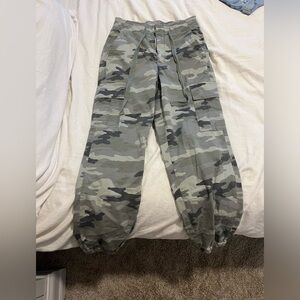 AMERICAN EAGLE BRAND NEE Camo cargo pants